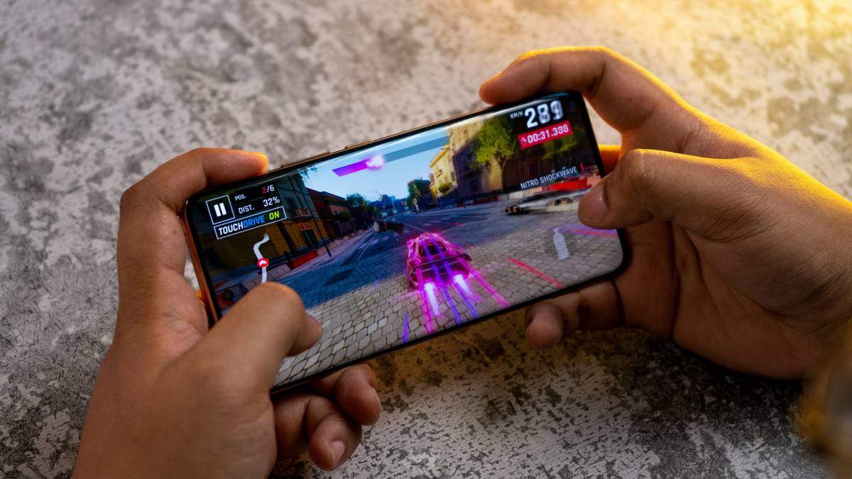 Bar chart showing 68% of mobile gamers prefer offline modes; 41% experienced game crashes due to connectivity issues in 2023
