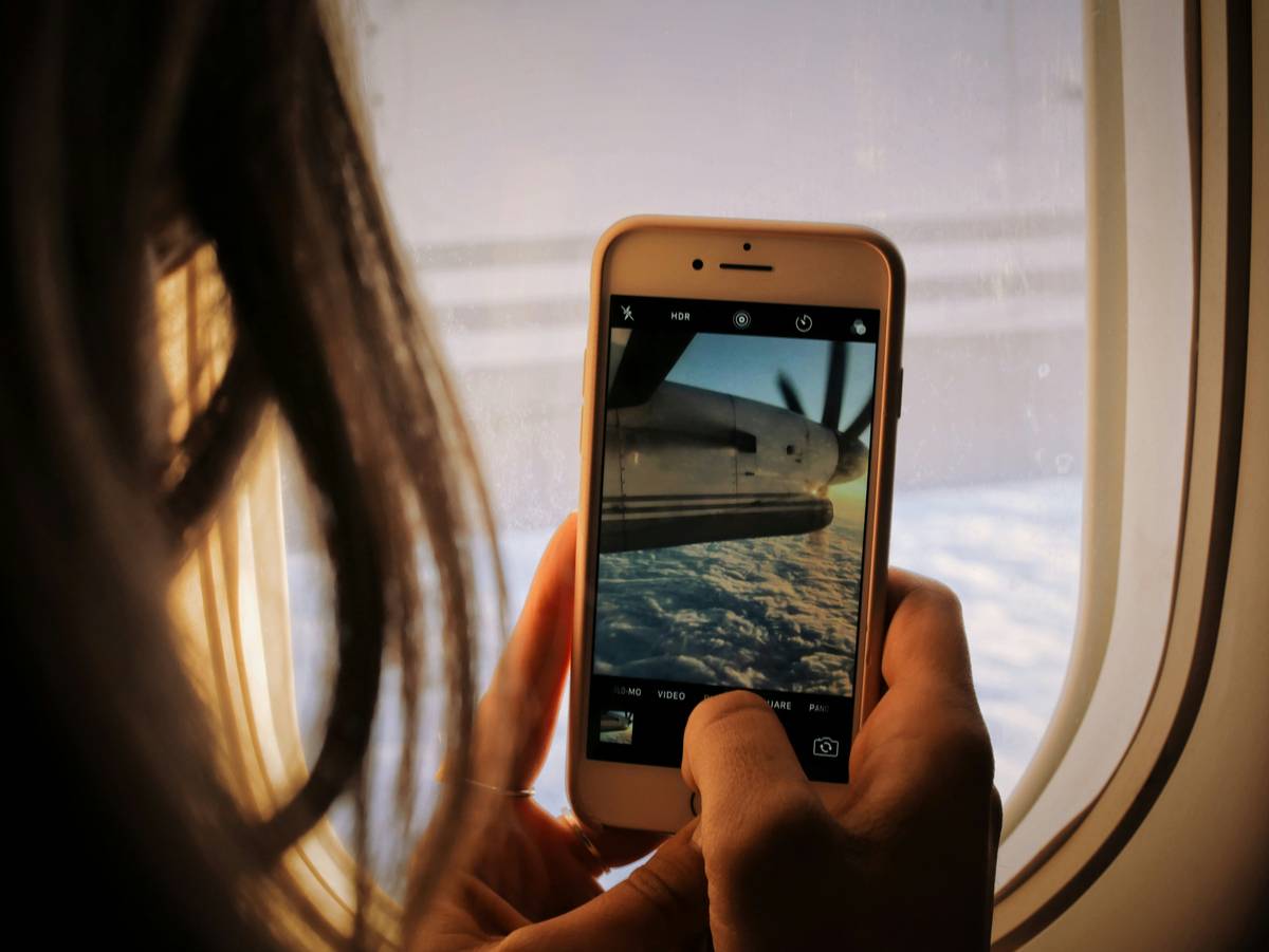 Bar chart showing 68% of travelers experience poor connectivity; offline mobile gaming demand up 42% since 2021