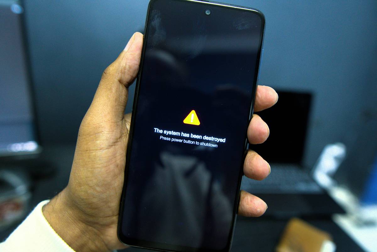 Side-by-side phones showing is t mobile offline versus online gaming performance