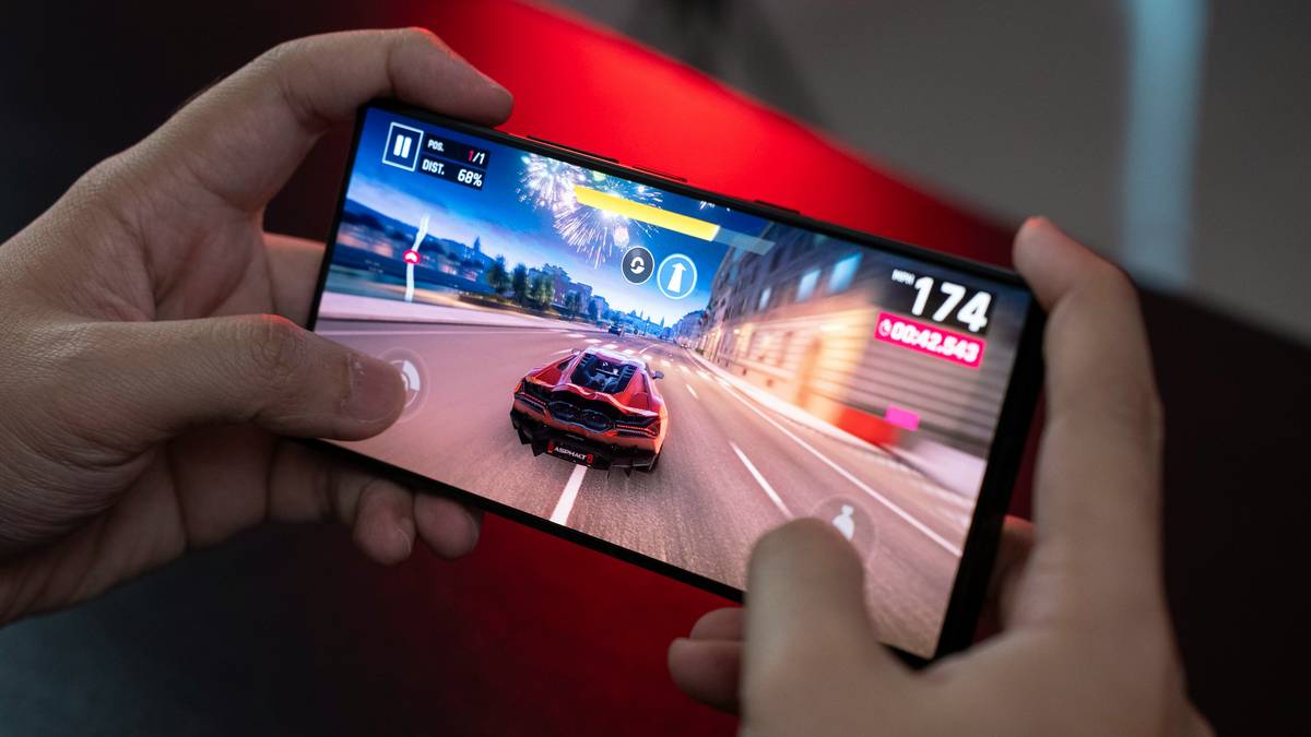 Android phone running offline mobile game with improved offline functionality for android
